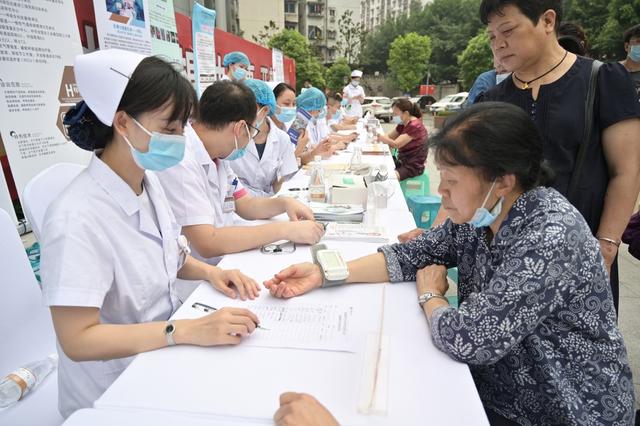 你健康，我服務(wù)，共筑公共衛(wèi)生防線 ——重慶醫(yī)藥高專附一院積極開展國家基本公共衛(wèi)生服務(wù)項(xiàng)目宣傳活動(dòng)